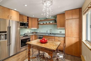 Kylskåp, mikrovågsugn, ugn och spishäll