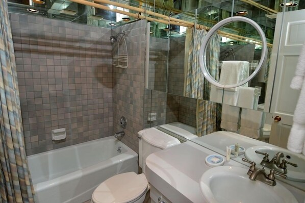 A bathroom with a bathtub, toilet, and sink. - Durant Unit B202 | Spacious Condo with Great Views, Excellent Location 2 Blocks to Ski Slopes (Aspen)