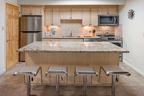 Kylskåp, mikrovågsugn, ugn och spishäll