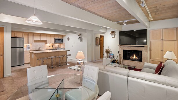 Una cucina moderna con isola centrale, sgabelli da bar e forno integrato.