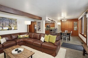 Una televisión, una chimenea