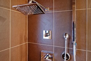 Combined shower/tub, hair dryer, towels