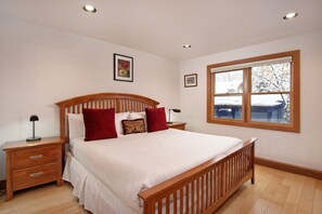 2 bedrooms, iron/ironing board, WiFi, bed sheets - Ute Condominiums Unit 204 | Condo with Fireplace & Parking (Aspen)