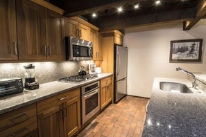Fridge, microwave, oven, stovetop - Cottonwoods Unit 1F | Stylish Condo with Excellent West End Location, Wood-Burning Fireplace (Aspen)