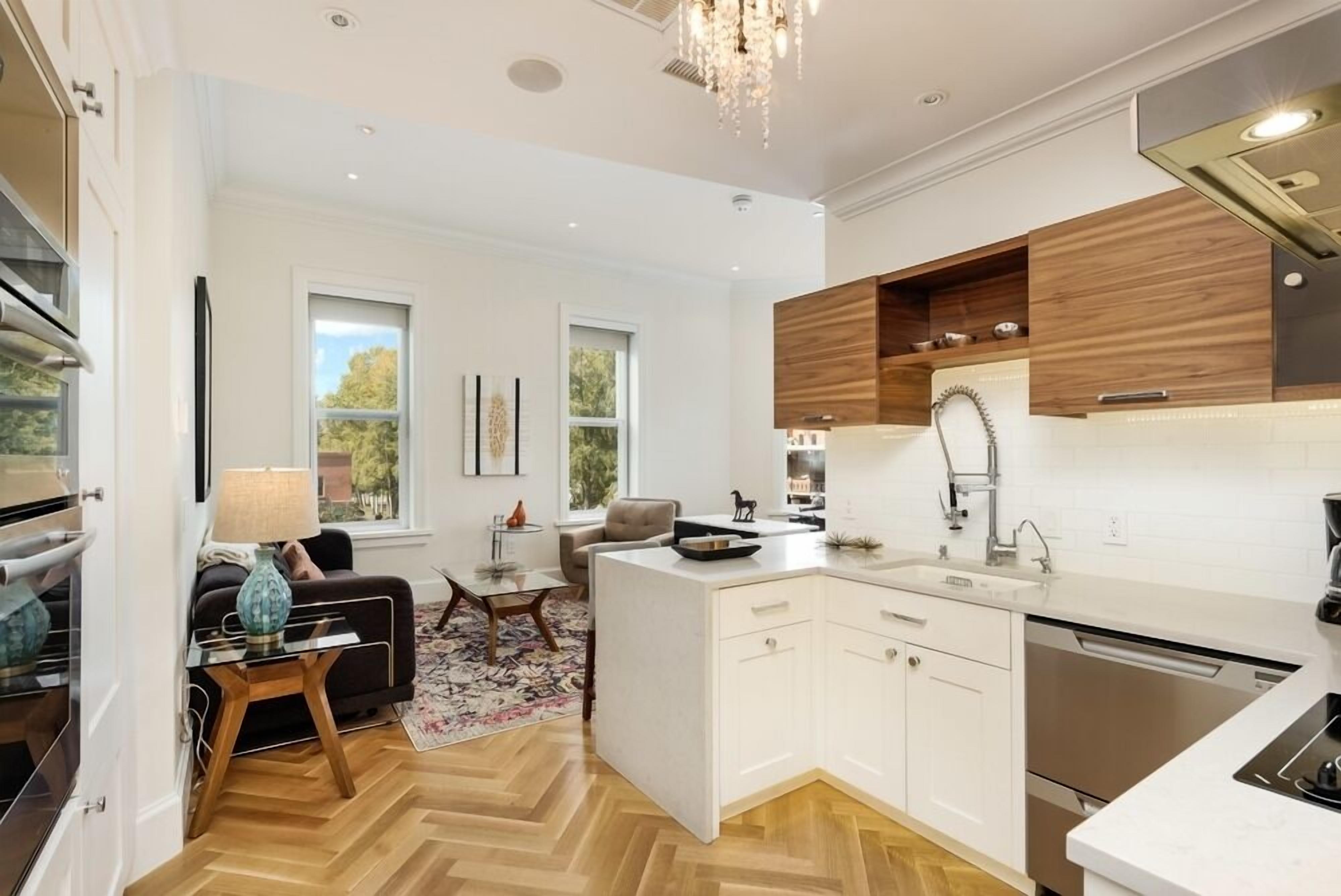 Cafetera o tetera y mesa de comedor