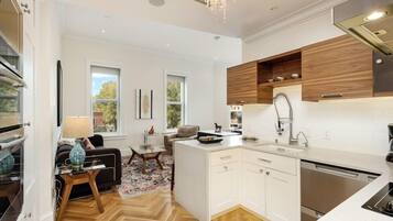 Cafetera y tetera y comedor