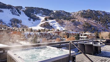 Tina de hidromasaje al aire libre