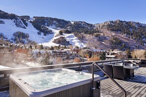 Outdoor spa tub - Independence Square 310 | Chic, Remodeled Studio w/ Great Location in Aspen, A/C, & Kitchenette (Aspen)