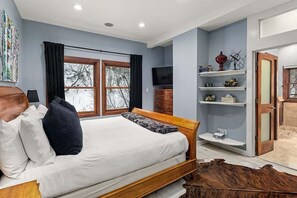 4 bedrooms, iron/ironing board, free WiFi, bed sheets - Durant Unit D5 | Deluxe Condo with Beautiful Furnishings, Great Views, and Central A/C (Aspen)