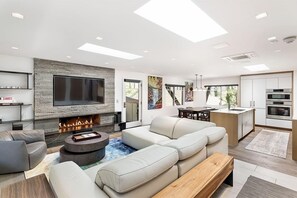 TV, fireplace - Fasching Haus Unit 390 | Luxury Penthouse w/ Exceptional Views, Beautiful Decor, and Natural Light (Aspen)