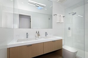 Badewanne, Haartrockner, Handtücher