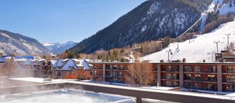 Independence Square 202 | Hotel Room Over-looking the Mall and Aspen Mountain