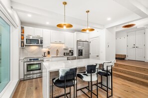 冷蔵庫、電子レンジ、オーブン、コンロ