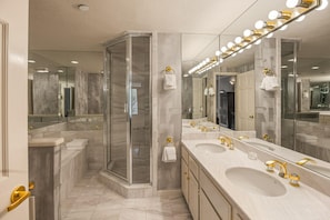 Combined shower/tub, jetted tub, towels