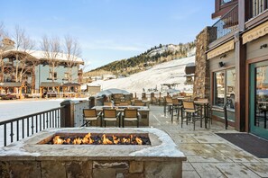 Outdoor dining - The Ritz-Carlton | Three-Bedroom Premier Residence 8207, Ski-in & Ski-out Resort in Aspen Highlands (Aspen)
