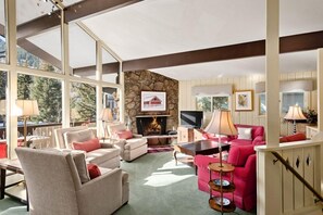 TV, fireplace