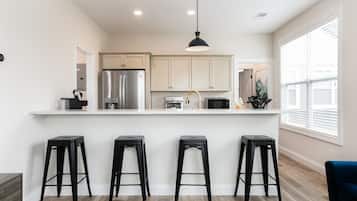 Réfrigérateur, micro-ondes, cafetiÚre/bouilloire