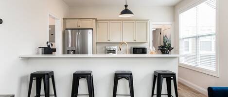 Réfrigérateur, micro-ondes, cafetière/bouilloire