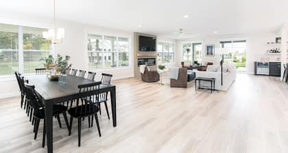 Victory Views Main House: Luxury Home for 20 Guests