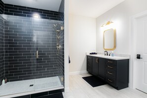 Combined shower/bathtub, towels