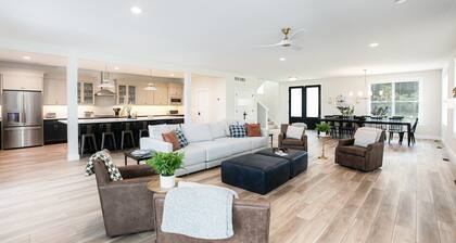 Victory Views Estate: Luxury Retreat for 25+ Guests