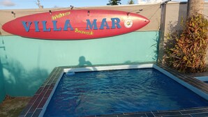 Ein Swimmingpool mit einem roten Schild, auf dem 'Villa Mar' steht.