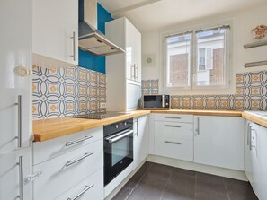 Kylskåp, mikrovågsugn, ugn och diskmaskin