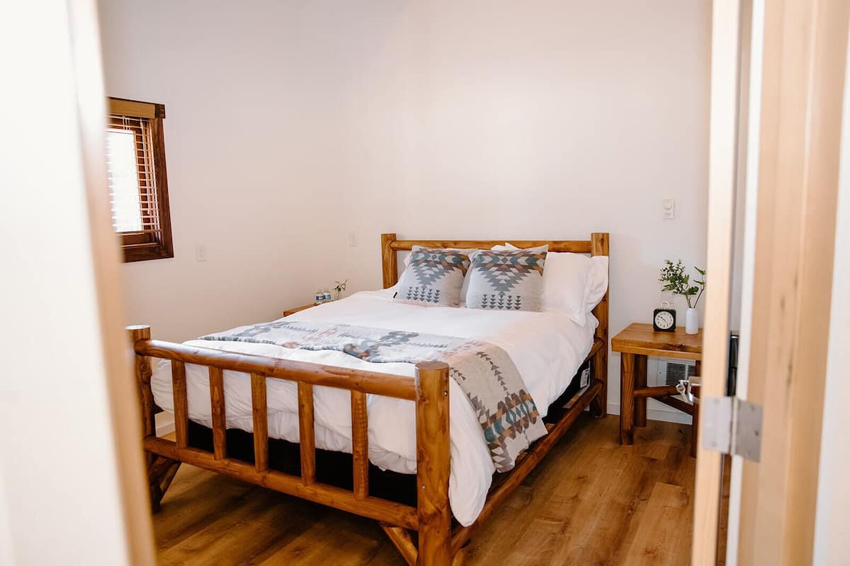 Kamar Double Standar, 1 Tempat Tidur Queen, kamar mandi umum, pemandangan gunung | 8 kamar tidur dan seprai linen