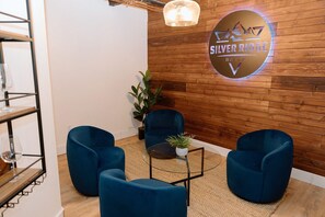 尊貴小屋, 多間臥室 | 客廳 | 影像庫