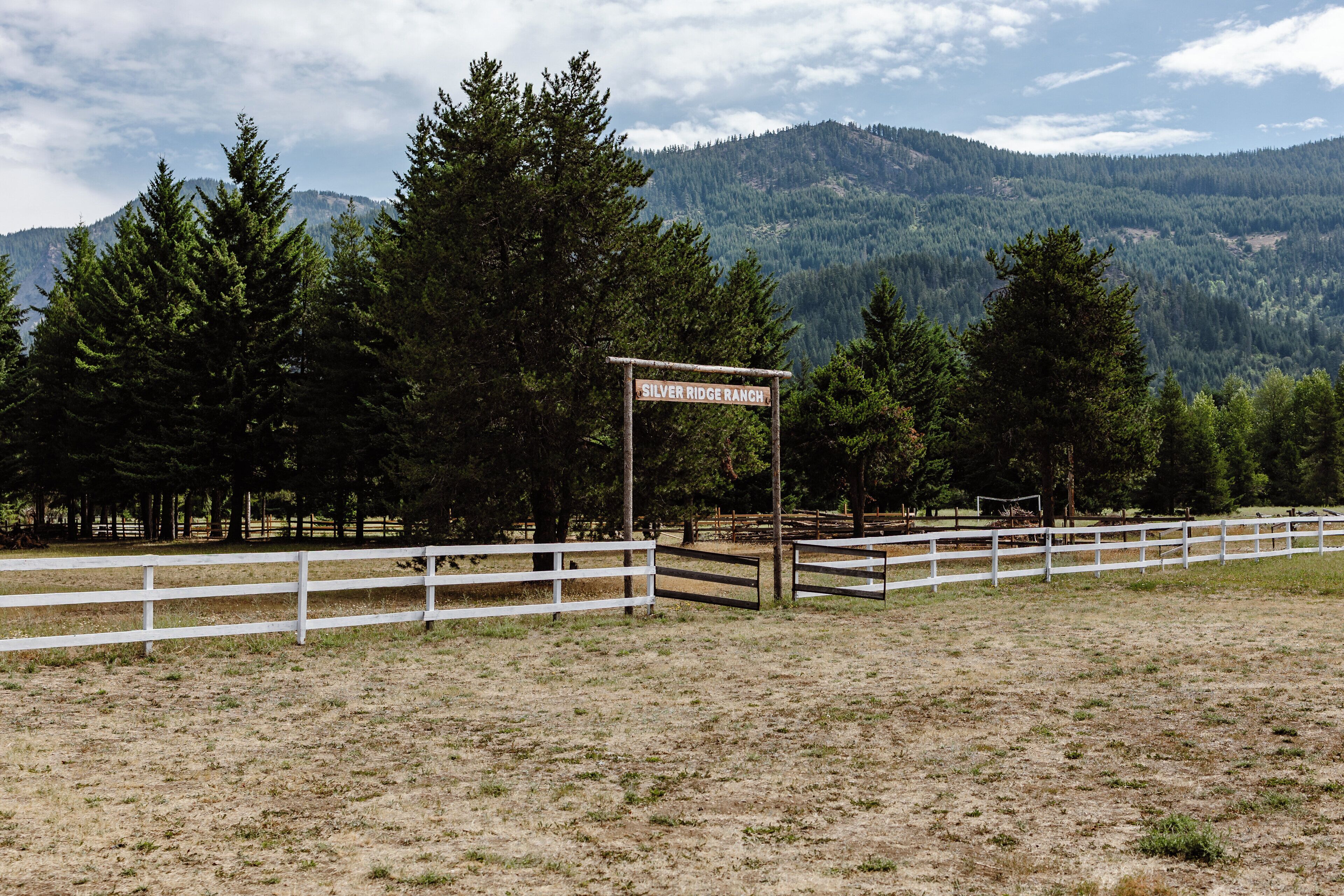 Ett inhägnat område med en skylt som visar texten ”Silver Ridge Ranch”.