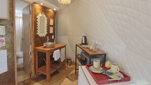 A compact room with a wooden table, a small kitchenette, and a mirror on the wall. - Ecoglamping Tafí del Valle (Tafi del Valle)