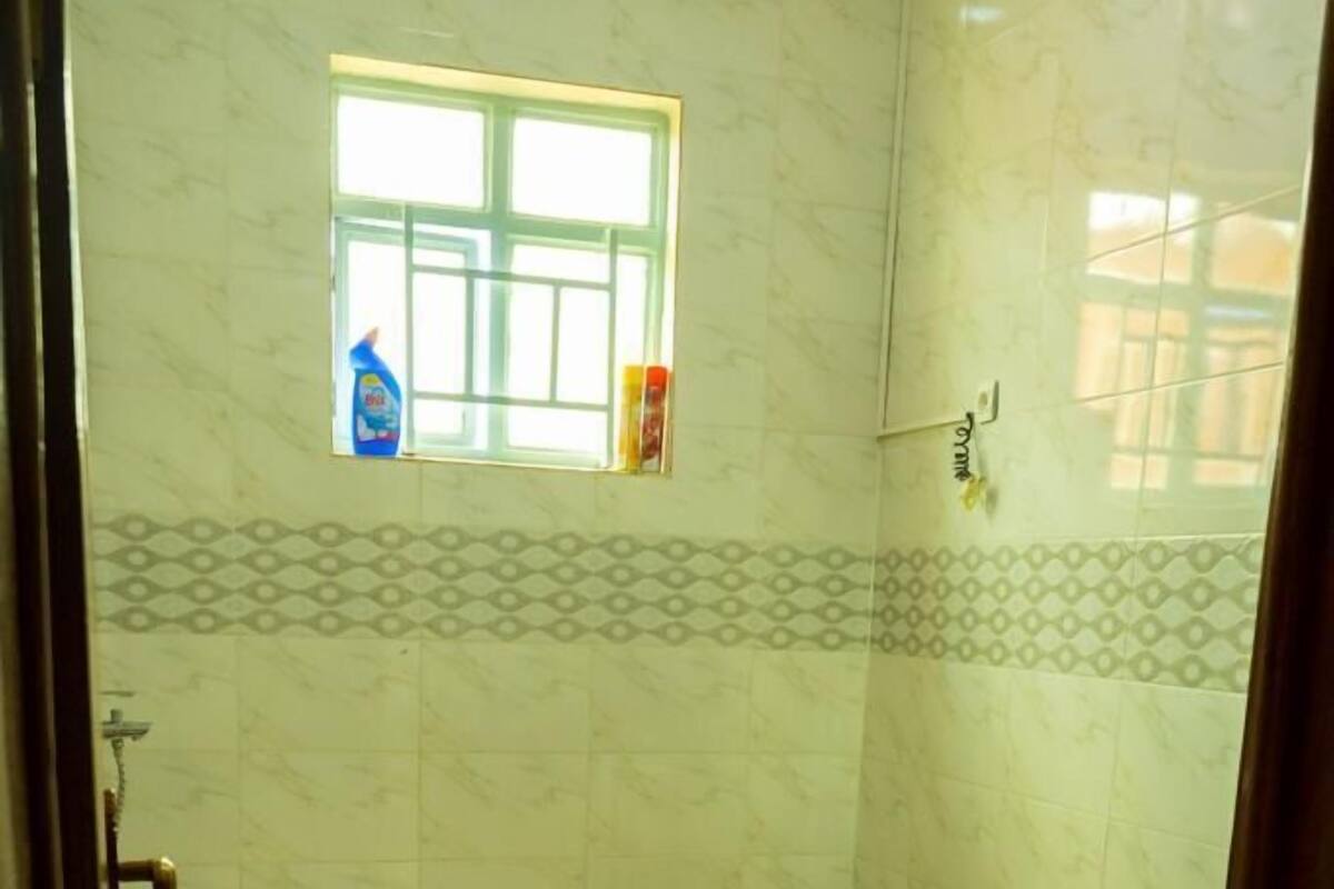 Un baño con bañera, inodoro y ventana.