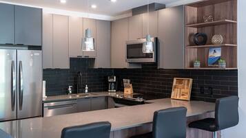 Condo | Cozinha privada | Geladeira grande, micro-ondas, fogão, cooktop