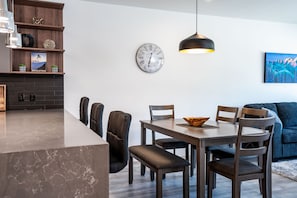 Appartamento | Cucina privata | Frigorifero con congelatore, microonde, forno, piano cottura