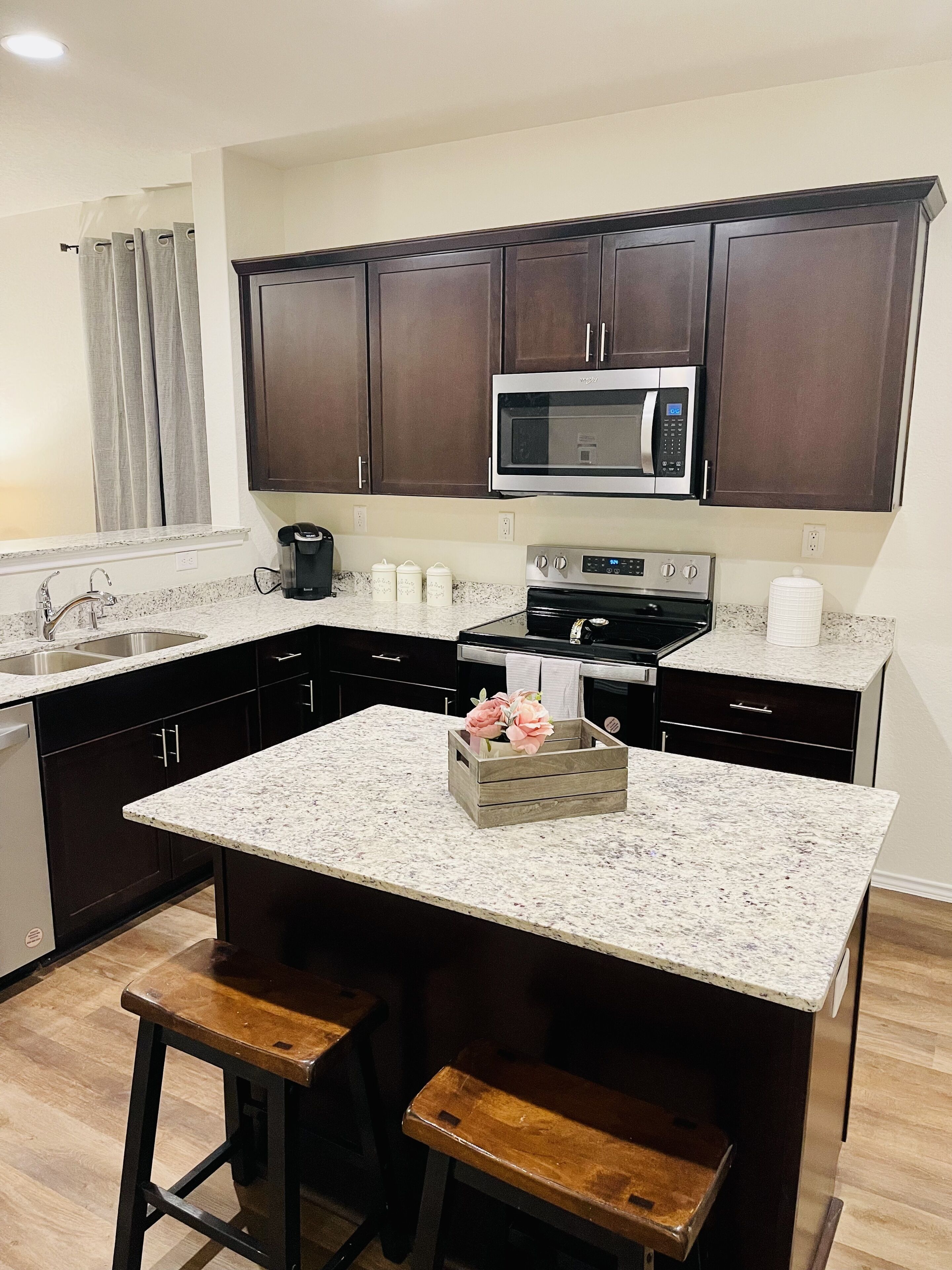 Brand new home, Six Flags, Sea World, Lackland AFB, community pool in summer!