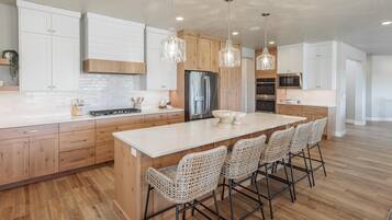 House, Multiple Beds (Red Mountain) | Private kitchen