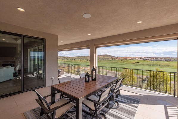 Outdoor dining - Red Mountain (St. George)