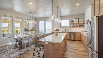 House, Multiple Beds (Red Mountain) | Private kitchen