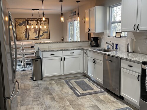 Endless Adventures! Huge Firepit, Pool Table, Sleeps 12, Close to Everything!