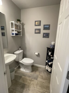 Een douche, een haardroger, handdoeken, zeep
