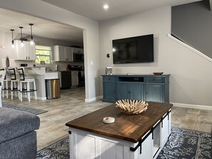 TV, books - Endless Adventures! Huge Firepit, Pool Table, Sleeps 12, Close to Everything! (South Haven)
