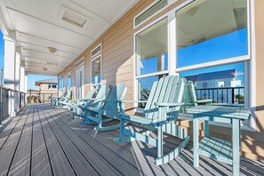 Terrace/patio - Spacious Dog-Friendly Home | Family Tides | My Beach Getaways (Pensacola Beach)