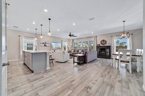 Kylskåp, mikrovågsugn, ugn och spishäll