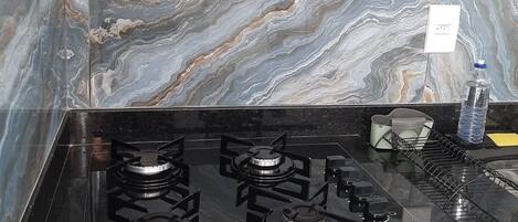 Apartament | Cuina privada | Frigorífic gran, liquadora i utensilis de cuina, vaixella i coberteria