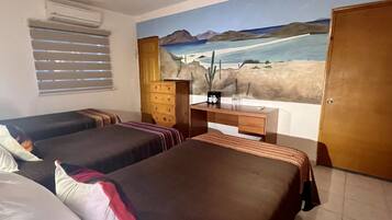 Quarto triplo empresarial | Roupas de cama premium, individualmente decorados