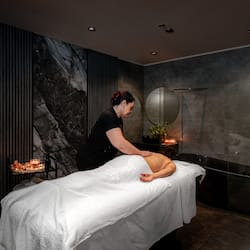 Couples treatment rooms, sauna, hot tub, aromatherapy