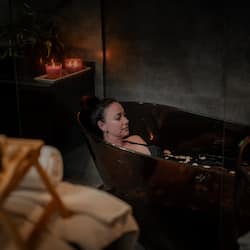 Couples treatment rooms, sauna, hot tub, aromatherapy