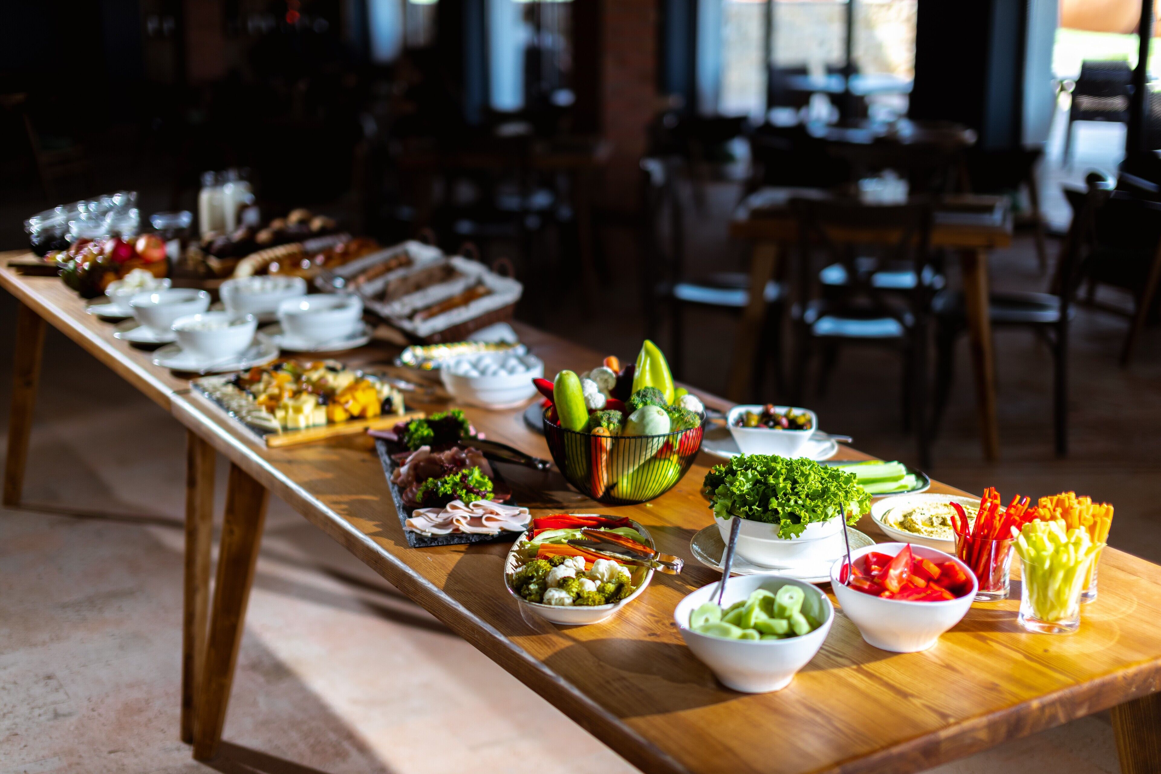 Una mesa de buffet con diversos alimentos y platos.