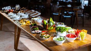 Una mesa de buffet con diversos alimentos y platos.