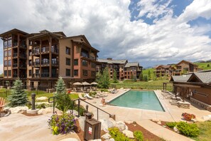 A heated pool - Lupine Lodge, AC! Private Deck with Views! Pool/Hot Tubs, Amenities Galore! (Steamboat Springs)